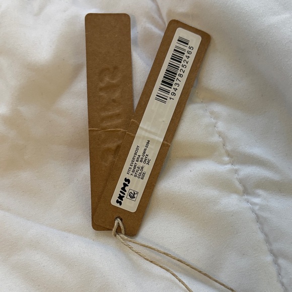 SKIMS Fits Everybody Black Tshirt Bra - Picture 2 of 4